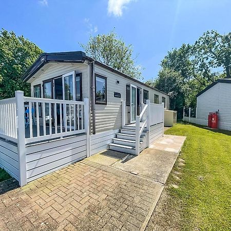 Beautiful Caravan With Decking At Carlton Meres Holiday Park, Suffolk Ref 60022M Saxmundham Bagian luar foto