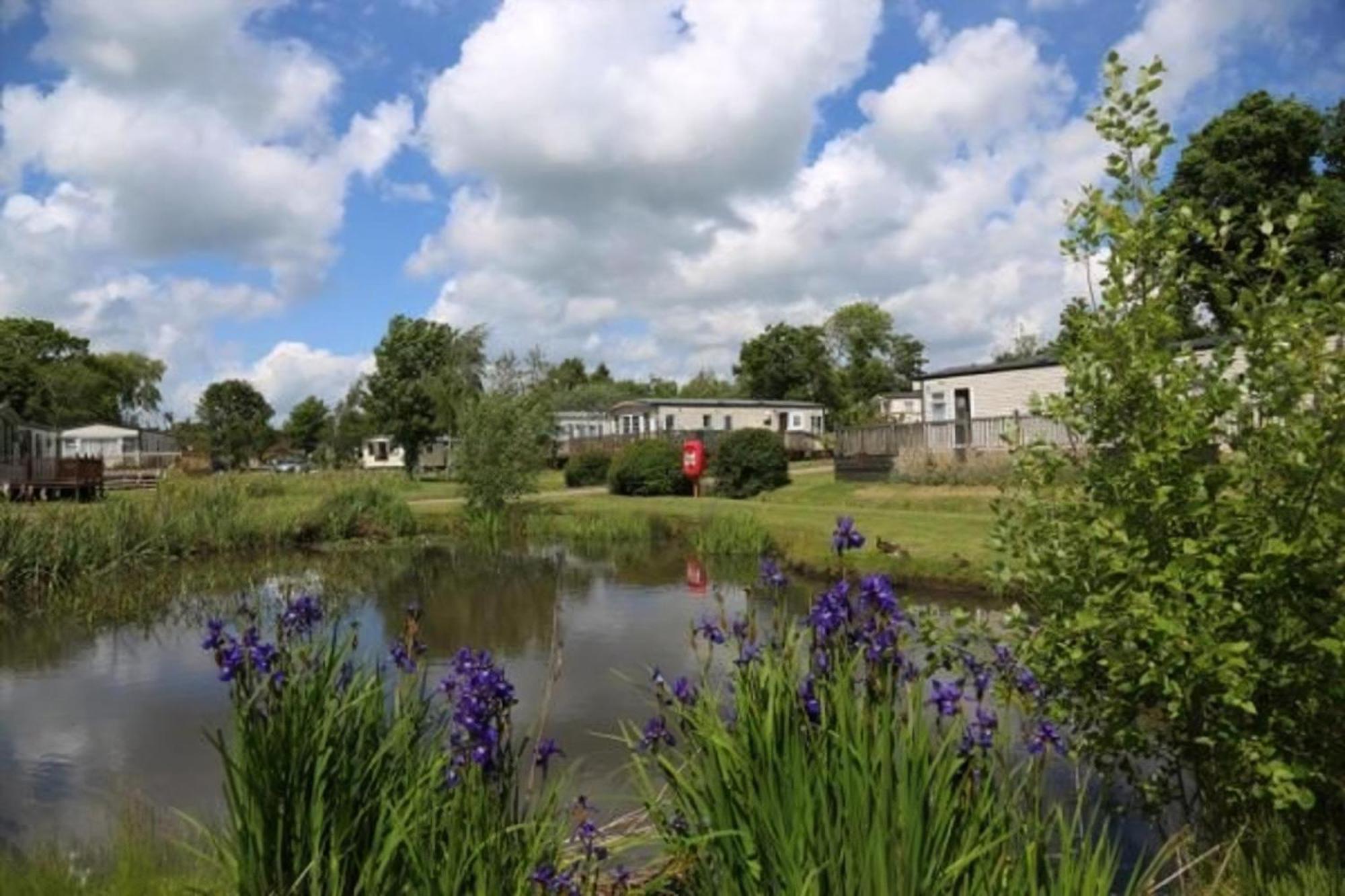 Beautiful Caravan With Decking At Carlton Meres Holiday Park, Suffolk Ref 60022M Saxmundham Bagian luar foto