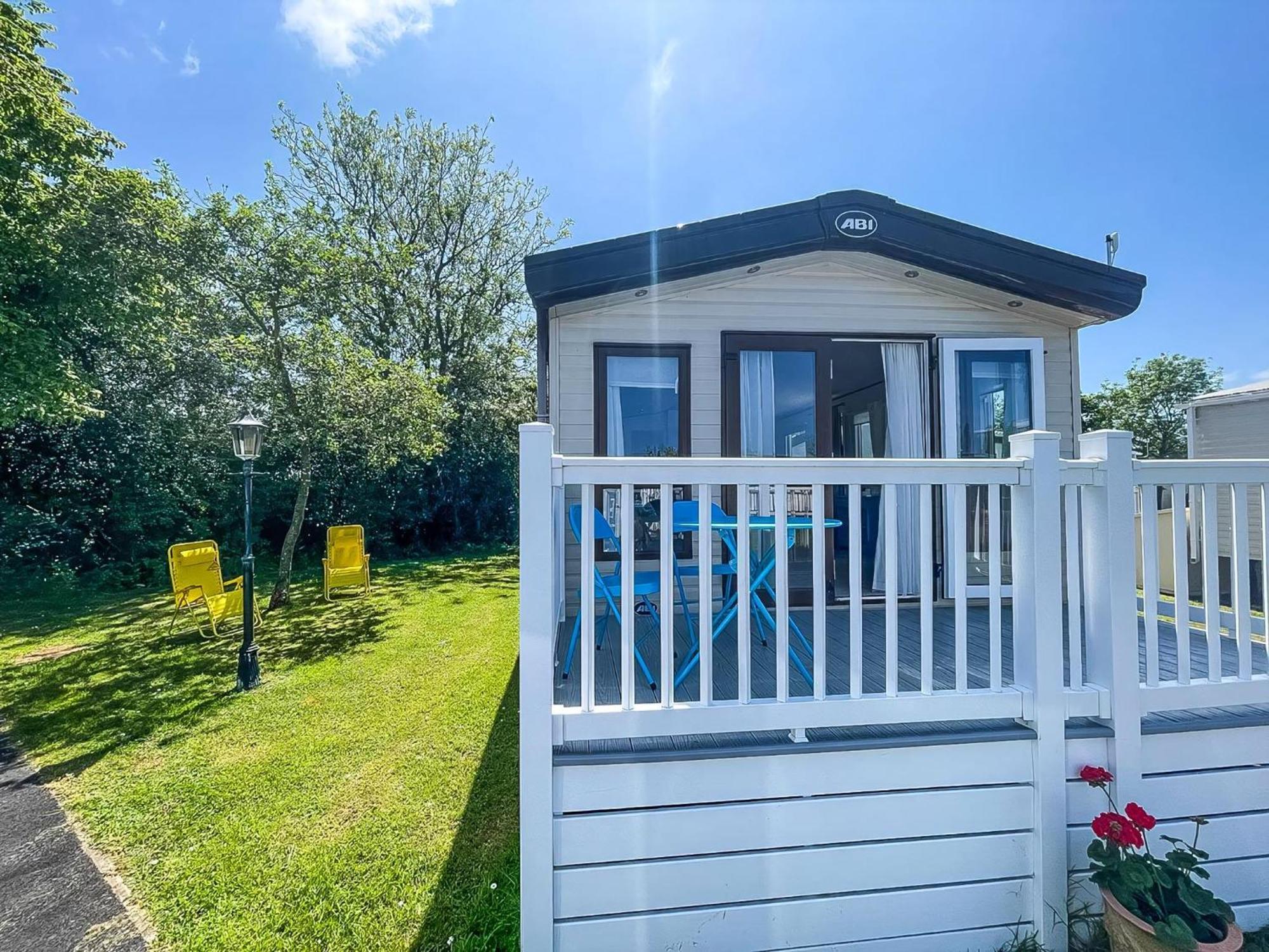 Beautiful Caravan With Decking At Carlton Meres Holiday Park, Suffolk Ref 60022M Saxmundham Bagian luar foto